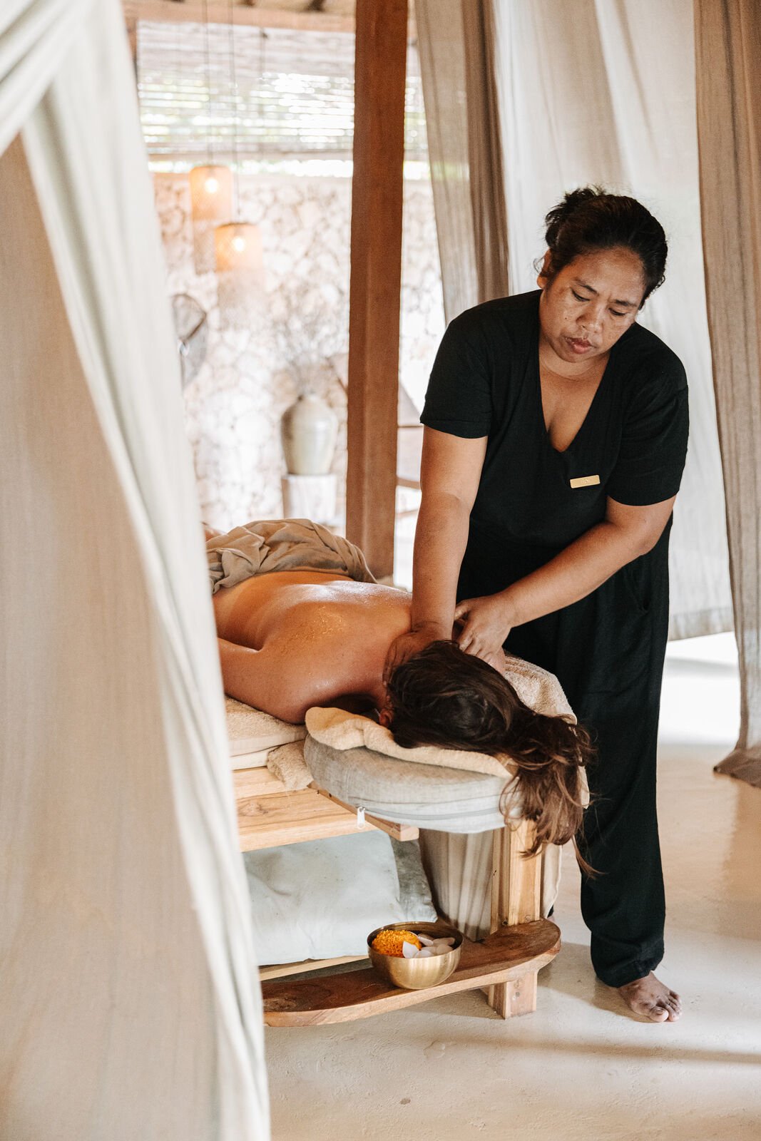 A shi•ra therapist giving a massage
